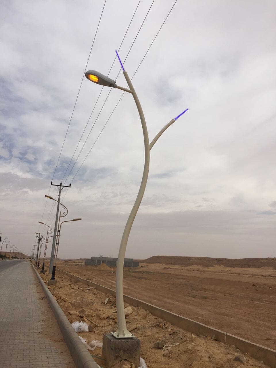 تنفيذ احترافي لأعمدة الإنارة